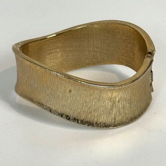 Vintage Gold Tone Textured Wavy 1” Hinged Bangle Bracelet - Picture 1 of 5